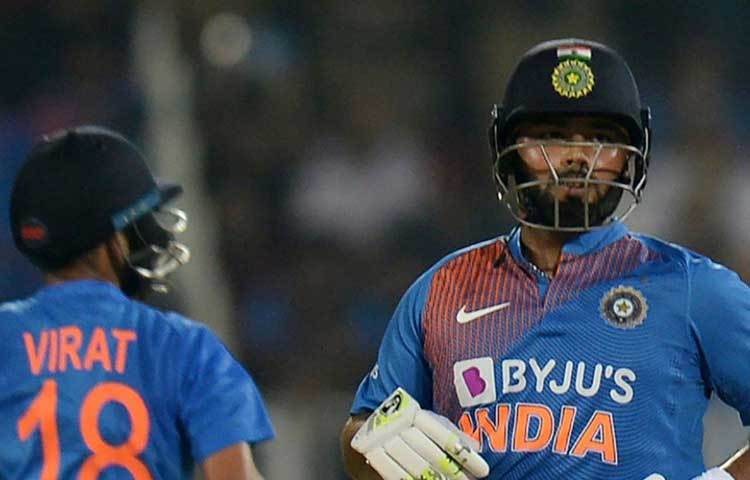 ঋষভ পান্থ: আরো একটা সিরিজে নিজেকে প্রমাণ করার সুযোগ পেয়েছেন দিল্লির উইকেটকিপার। টি-টোয়েন্টি সিরিজে দলের প্রয়োজনে রান করতে পারেননি পন্থ। তার দিকে ধেয়ে আসে সমালোচনা। ওয়ানডে সিরিজে কি জ্বলে উঠতে পারবেন পান্থ? সেটা দেখার অপেক্ষায় সবাই।