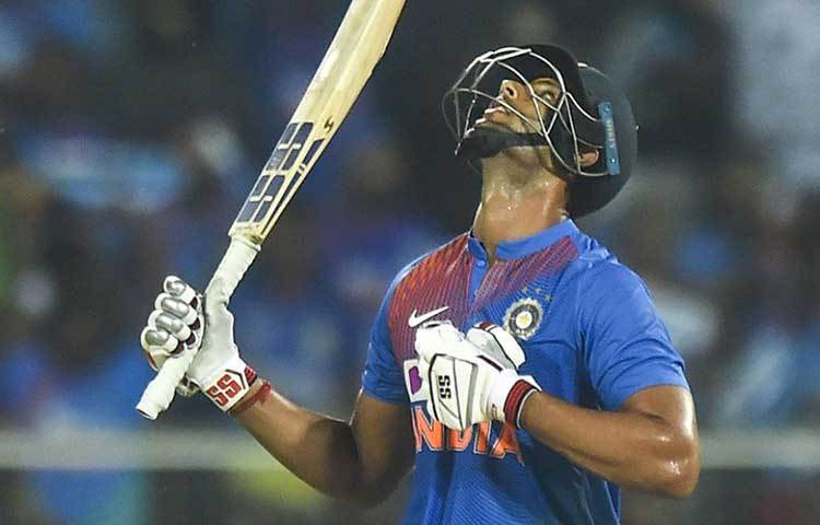 শিবম দুবে: হার্দিক পান্ডে নেই। ফলে সুযোগ পেয়েছেন মুম্বাইয়ের আক্রমণাত্মক অলরাউন্ডার শিবম দুবে। ওয়েস্ট ইন্ডিজের বিরুদ্ধে সদ্য সমাপ্ত টি-টোয়েন্টি সিরিজের দ্বিতীয় ম্যাচে জ্বলে উঠেছিলেন শিবম দুবে। ওয়ানডে সিরিজে ব্যাটে-বলে তার কাছ থেকে দাপুটে পারফরম্যান্স চাইছে টিম ম্যানেজমেন্ট।