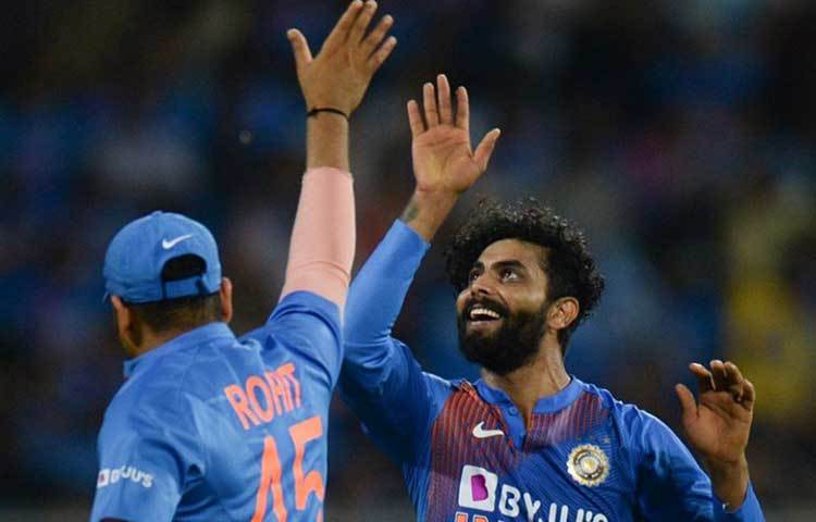 রবীন্দ্র জাদেজা: বাংলাদেশের বিরুদ্ধে টি-টোয়েন্টি সিরিজে বিশ্রামে ছিলেন। কিন্তু টেস্টে দারুণ ফর্মে ছিলেন তিনি। ব্যাট হাতেও ভরসা দেখান। জাডেজা দলে থাকলে কোহলির হাতে বিকল্প বাড়ে।