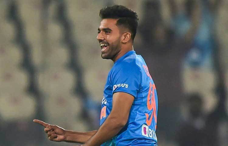 দীপক চহার: বাংলাদেশের বিরুদ্ধে শেষ টি-টোয়েন্টিতে সাত রানে ছয় উইকেট নিয়েছিলেন। করেছিলেন হ্যাটট্রিক। সেই পারফরম্যান্সের জন্যই ক্যারিবিয়ানদের বিরুদ্ধে ওয়ানডে সিরিজে ডাক পান চহার। ওয়েস্ট ইন্ডিজের বিরুদ্ধে টি-টোয়েন্টি সিরিজে সেভাবে নিজেকে মেলে ধরতে পারেননি চহার। ওয়ানডে সিরিজে চহার নিজের সেরাটা উজাড় করে দেবেন এটা বলাই বাহুল্য।