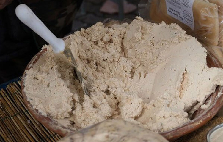 পোকাসহ পনির বাজারে বিক্রি হয় এবং এই পনির পোকাসহ খেতে হয়। যদি কোনো পনিরের মধ্যের পোকা মারা গিয়ে থাকে তা হলে ওই পনির খারাপ বলে ধরে নেয়া হয়। তা আর খাওয়া যায় না। ছবি: সংগৃহীত