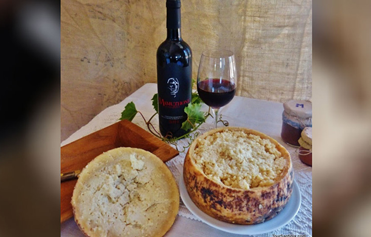 এই পোকাগুলো সাধারণত ৮ মিলিমিটার পর্যন্ত লম্বা হয়। কোনো ক্রেতা যদি পোকা ছাড়া পনির খেতে চান তা হলে প্রথমে পনিরটিকে একটি বায়ুরুদ্ধ প্যাকেটের মধ্যে ঢুকিয়ে কিছুক্ষণ রাখতে হবে। ছবি: সংগৃহীত