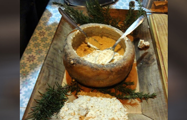 নরম, রসালো, থকথকে পোকা ধরা ওই পনিরই কাসু মার্টজু। আর পনিরের মধ্যে ঘোরাফেরা করে জ্যান্ত পোকাগুলোও। ছবি: সংগৃহীত