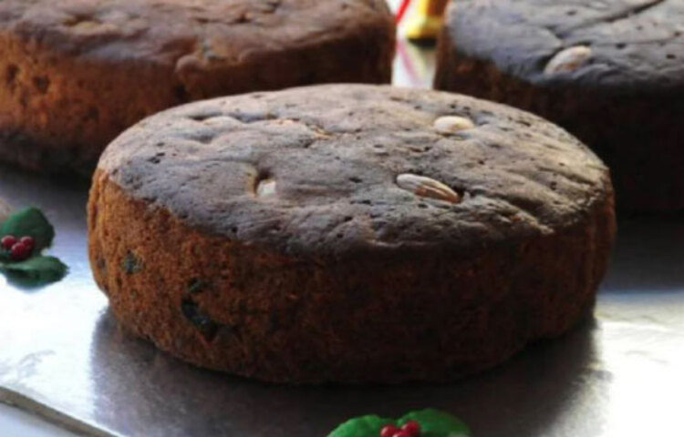 ড্রাই ফ্রুটস প্রায় ১ মাস ধরে ভিজিয়ে রাখা হয় অ্যালকোহলে। সেই ড্রাই ফ্রুটস দিয়েই তৈরি করা হয় ক্রিসমাসের স্পেশাল প্লাম কেক।