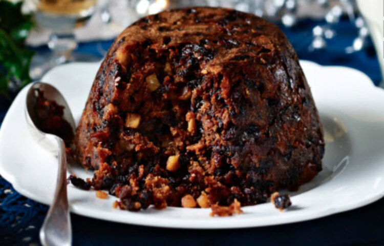 ব্রিটেন, আয়ারল্যান্ডের মতো দেশে খাওয়া হয় স্পেশাল ক্রিসমাস পুডিং। যাকে বলা হয় প্লাম পুডিং। যদিও এই পুডিং-এ প্লাম থাকে না। আসলে এই রেসিপি ভিক্টোরিয়ান যুদের আগের। যেই সময় কিসমিসকে বলা হত প্লাম।