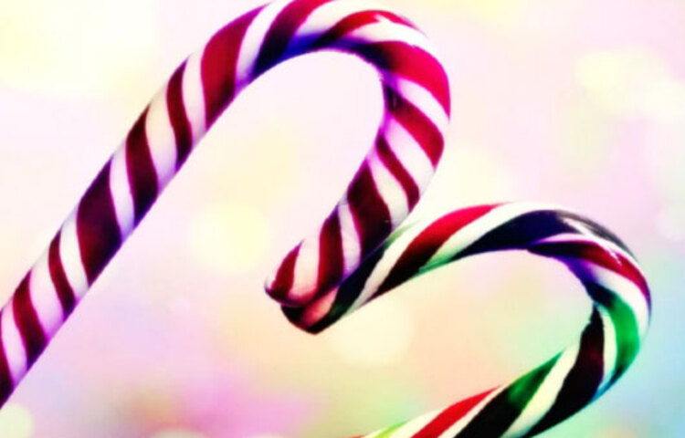 লাল-সাদায় তৈরি ক্যান্ডি কেন যেমন বাচ্চাদের অন্যতম প্রিয়, তেমনই ক্রিসমাস ডেকরেশনেও ব্যবহার করা হয় ক্যান্ডি কেন।