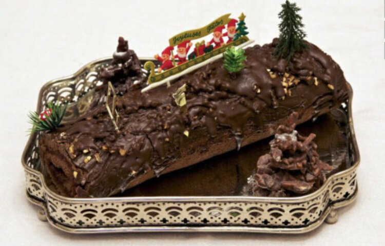 ব্রিটেন, ফ্রান্স, বেলজিয়াম, সুইজারল্যান্ডে তৈরি করা হয় ইয়ুল লগ কেক। গাছের গুঁড়ির মতো দেখতে এই স্পঞ্জ কেকের রয়েছে বিশেষ গুরুত্ব।