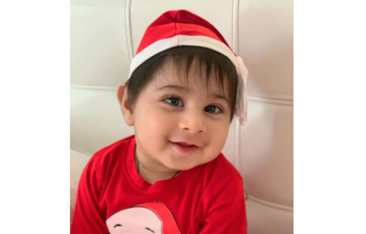 ছেলেকে কোলে নিয়ে ক্রিসমসের সকালে ছবি শেয়ার করেন কোয়েল মল্লিক। ছবি: সংগৃহীত