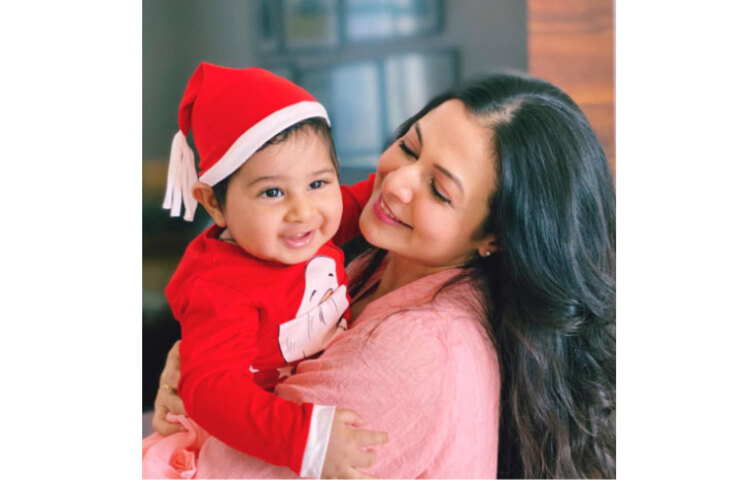 প্রত্যেকবারের মতো এবারও সান্তা হাজির হয়ে পৃথিবী থেকে দুঃখ, কষ্ট সরিয়ে দিয়ে আলোয়, ভালবাসায় সবার জীবন ভরিয়ে দেবেন বলে আশা প্রকাশ করেন কোয়েল মল্লিক। ছবি: সংগৃহীত