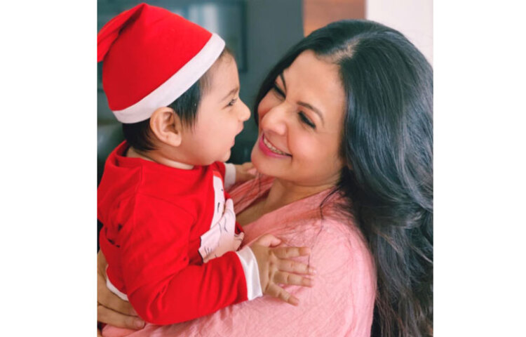 ক্রিসমাসের সকালে নিজের ছেলের সঙ্গে ছবি শেয়ারের পাশাপাশি একটি ভিডিও নিজের ফেসবুকে শেয়ার করেন। সেখানে তিনি ক্রিসমাসের আনন্দ নিয়ে ছোটবেলার কথা শেয়ার করেন। ছবি: সংগৃহীত