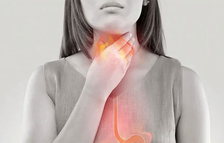 বুকে ব্যথার আসলে অনেক কারণ হয়। শুধুই বøকেজ বা এ কারণে হার্ট-অ্যাটাক নিয়েই ভাববার কোনো দরকার নেই। অনেক রকম অসুস্থতাই ঘটতে পারে। তারই একটা হলো ‘অ্যাসিড রিফ্লাক্স’। যখন স্টম্যাকের বস্তুনিচয় খাদ্যনালীর দিকে ঠেলে ওঠে তখন হঠাৎ করে বুকে ব্যথা হতে পারে। খাদ্যনালীর পোশাকি নাম হল ইসোফ্যাগাস। এটি অন্ত্র ও গলাকে সংযুক্ত করে। ছবি: সংগৃহীত