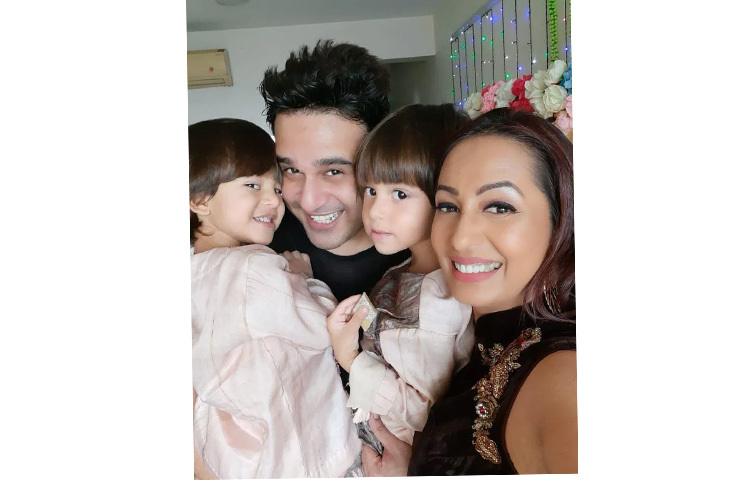 শিশুর উচ্চতা নির্ধারণে মা-বাবার জিন গুরুত্বপূর্ণ ভূমিকা পালন করে। তাও একটা বয়সের পর থেকে শিশুর উচ্চতা ঠিকমতো না বাড়লে শরীরচর্চায় সেই সমস্যার সমাধান হতে পারে। বেশ কিছু খেলাও রয়েছে যা উচ্চতার বৃদ্ধিকে প্রভাবিত করতে পারে। নিয়মিত খেলাধুলায় শরীরের স্ট্রেচিং হয়। এতে সে লম্বাও হবে, ফ্লেক্সিবিলিটিও বাড়বে। ছবি: সংগৃহীত