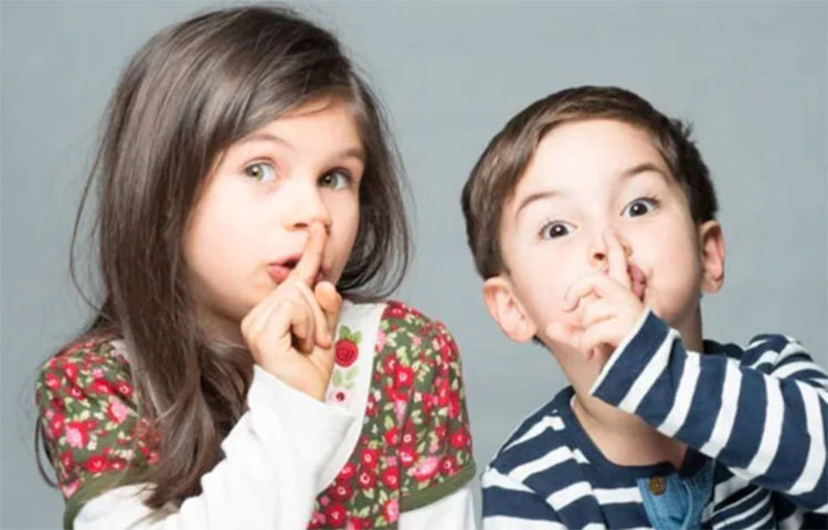 শিশুর মিথ্যা ‘ধরা’ পড়ে গেলে ওকে মারধর করবেন না। বরং ঠান্ডা মাথায় বোঝান। কারণে-অকারণে মিথ্যা বলতে নেই। যে সব শিশু কল্পনাপ্রবণ, তাদের কথাগুলোকে মজার গল্প বলে প্রশংসা করুন।