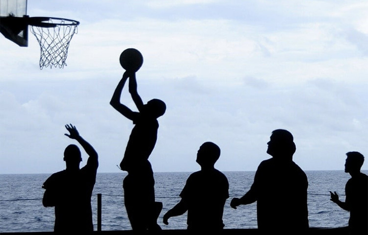 বাস্কেটবল: এই খেলায় অনবরত লাফানো, দৌড়নোর মতো শারীরিক কসরত হয়। শরীরের স্ট্রেচিং হয় পুরোমাত্রায়। ফলে রক্তচলাচল বাড়ে। যা উচ্চতা বাড়ানোর বিশেষ সহায়ক। অনবরত লাফানো, দৌড়নোর কারণে অতিরিক্ত মেদও ঝরে যায়। ছবি: সংগৃহীত