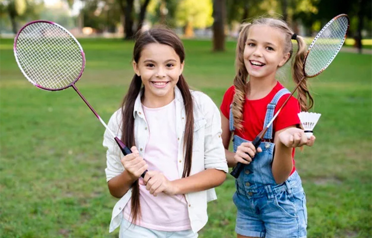 ব্যাডমিন্টন: উচ্চতা বৃদ্ধির জন্য ব্যাডমিন্টনের জুড়ি নেই। কাঁধের পেশিকে সচল করে। মেরুদণ্ডের পেশীগুলো টানটান হয়ে যায়। যা লম্বা হতে বেশ কিছুটা সাহায্য করে। ব্যাডমিন্টন জিমন্যাস্টিকের নিখুঁত ফর্মও বটে। ছবি: সংগৃহীত