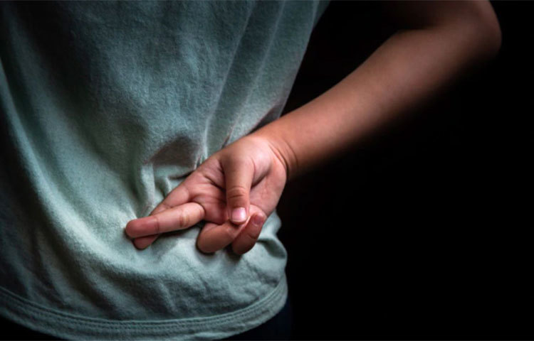 শিশুদের সত্যি কথা বলার শিক্ষা অবশ্যই দেবেন। তবে একটু বড় হলে, মতামত দেওয়ার সময় যে বিচক্ষণতার পরিচয় দিতে হয়, সেটা ওকে বুঝিয়ে দেওয়া ভালো।