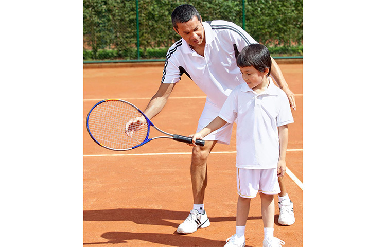টেনিস: ব্যাডমিন্টনের মতো টেনিসেও লাফাতে ও দৌড়তে হয় অনবরত। বিশেষ করে টেনিসের শট এবং স্ম্যাশগুলো শিশুর কাঁধ এবং কাঁধের পিছনের পেশিগুলোকে নমনীয়তা এনে দেয়। মেরুদণ্ডকে প্রসারিত করে। যার ফলে হাড়ের বিকাশ ও বৃদ্ধি হয়। ছবি: সংগৃহীত