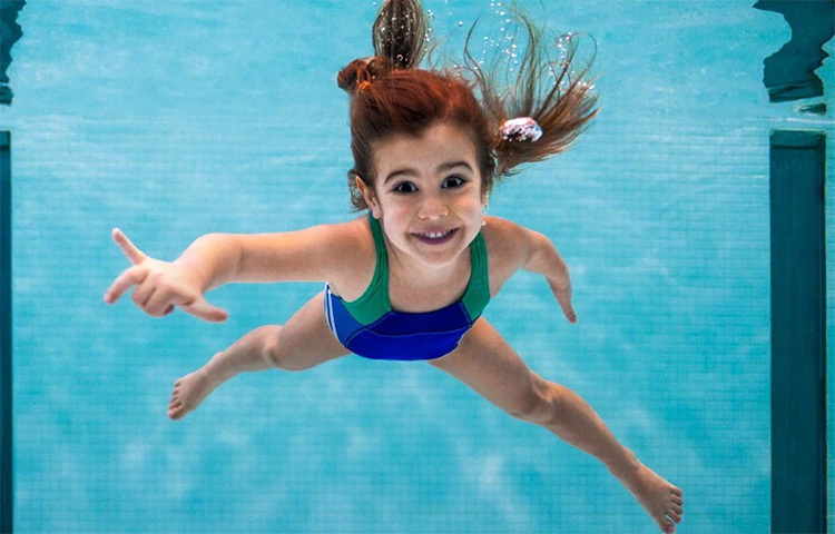 সাঁতার: একটা বয়সের পর শরীর-স্বাস্থ্য ভালো রাখতে অনেকেই শিশুকে সাঁতার শেখাতে শুরু করুন। কিন্তু কেবল শরীর-স্বাস্থ্য ভালো রাখা নয়, উচ্চতা বাড়াতেও সাহায্য করে এই সাঁতার। এতে শরীরের নমনীয়তা অনেক বেড়ে যায়, কোষগুলোও সক্রিয় হয়ে ওঠে। সাঁতার কাটার ফলে দেহের প্রতিটি পেশীই সক্রিয় হয়, যা উচ্চতা বাড়াতে সাহায্য করে। ছবি: সংগৃহীত