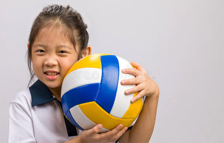 ভলিবল: বাস্কেটবলের মতোই ভলিবলেও শরীরের স্ট্রেচিং হয় পুরোমাত্রায়। সঙ্গে লাফানো এবং দৌড়নোর মতো শারীরিক কসরতের ফলে রক্ত চলাচল বৃদ্ধি পায়। যা শিশুর উচ্চতা বৃদ্ধিতে সাহায্য করে। ছবি: সংগৃহীত