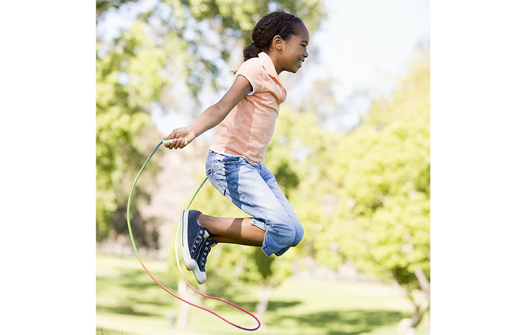 দড়িলাফ: খুবই পরিচিত খেলা। নিয়মিত দড়ি লাফ খেললে শিশুর শরীরের কোষকে মাথা থেকে পা পর্যন্ত ট্রিগার করে এবং সক্রিয় করে তোলে। এই ধরনের ব্যায়াম শরীরের সুশৃঙ্খল বৃদ্ধি এবং উচ্চতা বৃদ্ধির জন্য সর্বোত্তম বলে মনে করেন বিশেষজ্ঞরা। ছবি: সংগৃহীত
