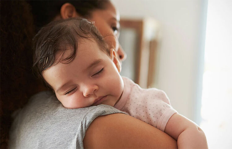 বেশি কান্না করা শিশুকে ঘুম পাড়ানোর সেভাবে কোনো নির্দিষ্ট নিয়ম নেই। তবে সম্প্রতি জাপান ও ইটালির কিছু গবেষক বলছেন, প্রথমে কান্না করা সদ্যোজাতকে শিশু কোলে নিয়ে ঘড়ি ধরে পাঁচ মিনিট হাঁটতে হবে। তারপর পাঁচ থেকে আট মিনিট কোলে নিয়ে বসে থাকতে হবে। তাতেই ঘুমিয়ে পড়বে সে। ছবি: সংগৃহীত