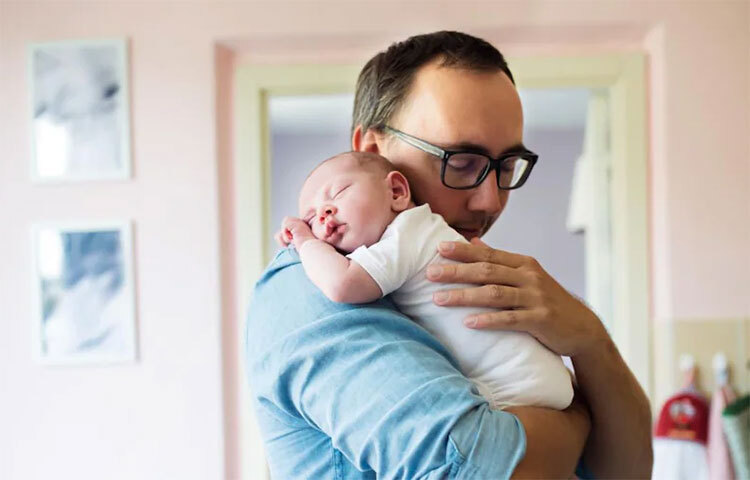 শিশুদের ঘুম ঠিক মতো না হওয়া মানেই কান্নাকাটি করা। আর সদ্যোজাত সন্তান কেঁদে উঠলে বাবা-মায়ের পক্ষেও স্থির থাকা কঠিন। সন্তানকে ঘুম পাড়াতে কখনো মাথায় হাত বুলিয়ে দিতে হয়, কখনো আবার কোলে নিয়ে ঘুরতে হয়। ছবি: সংগৃহীত