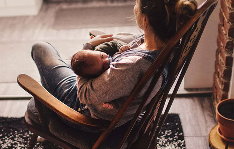 কিন্তু সঠিক কায়দা জানা থাকলে নাকি দশ মিনিটের মধ্যেই ঘুমিয়ে পড়বে শিশু। এমনটাই দাবি করলেন ইটালি ও জাপানের কিছু গবেষক। ছবি: সংগৃহীত