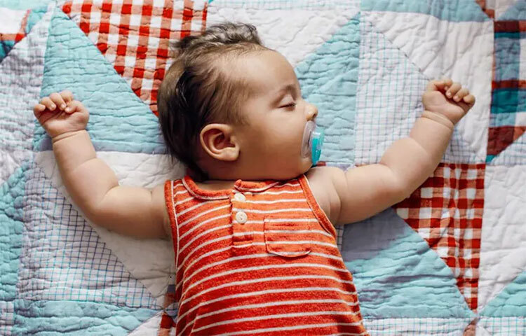 জাপানের রাইকেন সেন্টার ফর ব্রেন সায়েন্স ও ইটালির ট্রেনটো বিশ্ববিদ্যালয়ের গবেষকরা বলছেন, প্রথমে কান্না করা সদ্যোজাত শিশুকে কোলে নিয়ে ঘড়ি ধরে পাঁচ মিনিট হাঁটতে হবে। তারপর পাঁচ থেকে আট মিনিট কোলে নিয়ে বসে থাকতে হবে। গবেষকদের দাবি, এই পদ্ধতিতেই সবচেয়ে দ্রুত কমে শিশুর কান্না। ঘুমিয়ে পড়ে খুদে। ছবি: সংগৃহীত