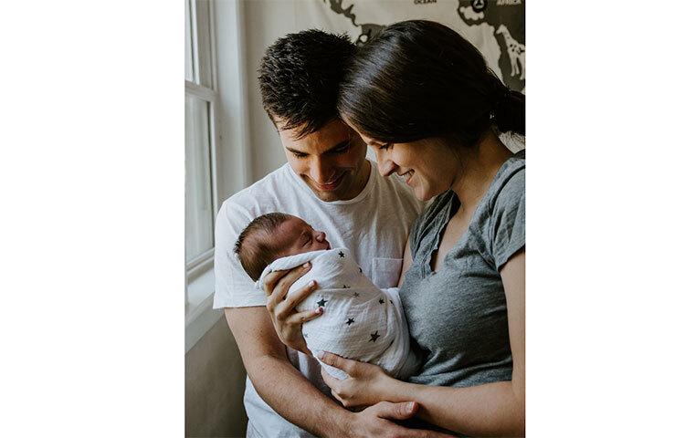 কিন্তু এই হাঁটা ও বসার কায়দাটি তার চেয়েও বেশি কার্যকরী। এই বিজ্ঞানীদের আরও দাবি, এই পদ্ধতি শিশুদের ঘুম পাড়ানো ও শান্ত করায় অনেক দ্রুত কাজ করে। ছবি: সংগৃহীত