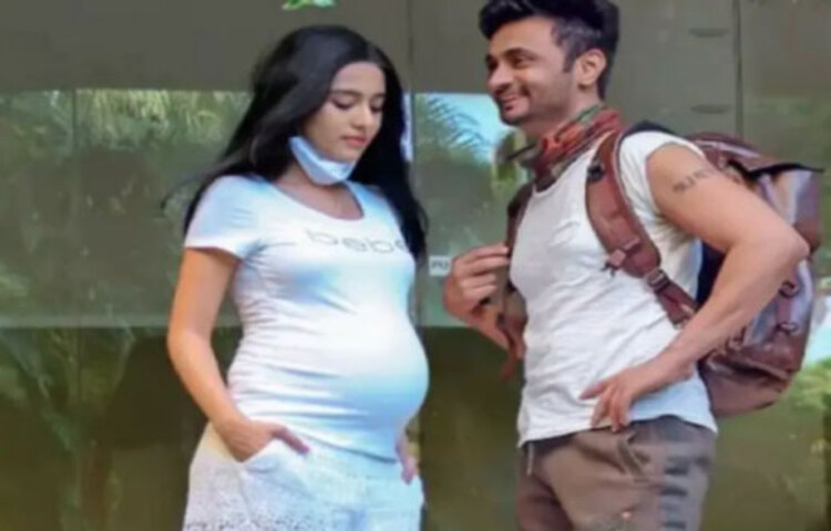 বলিউডের অন্যতম সুন্দরী অভিনেত্রী অমৃতা রাও মা হতে চলেছেন। সোশ্যাল মিডিয়ায় বেবি বাম্পের ছবি শেয়ার করে সেটাই জানিয়েছেন বিবাহ নায়িকা।