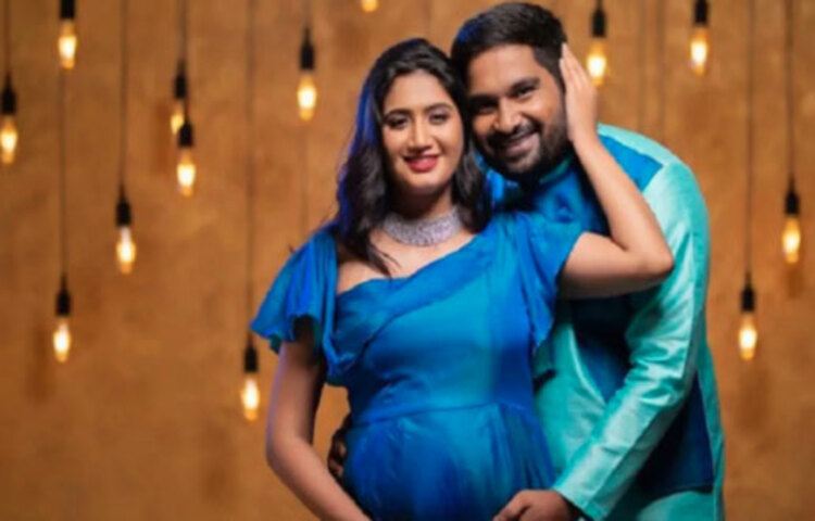 পরিচালক পবন ওদেয়ার ও অপেক্ষা পুরোহিত ও তাদের প্রথম সন্তানের ভূমিষ্ঠ হওয়ার অপেক্ষায় অপেক্ষারত।