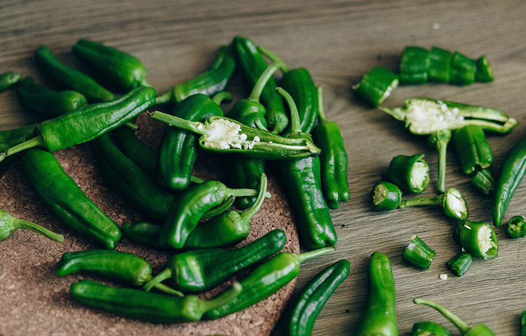 কাঁচা মরিচ ডিপ ফ্রিজে রেখেও কিন্তু সংরক্ষণ করা যায়। এজন্য বোঁটা ছাড়িয়ে পলিথিনের ব্যাগে করে রেখে দিতে পারেন। আবার ব্লেন্ড করেও ডিপ ফ্রিজে রেখে দিতে পারেন মাসের পর মাস। ছবি: সংগৃহীত