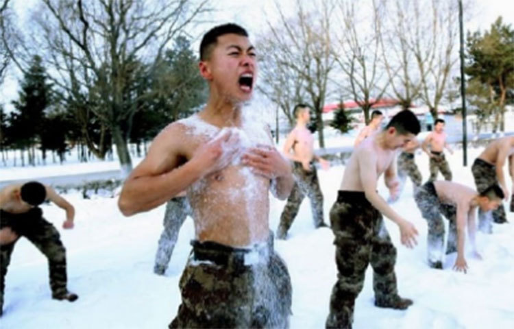 চূড়ান্ত প্রতিকূল পরিস্থিতিতে শত্রুপক্ষের মোকাবিলা করার জন্য কীভাবে তৈরি করা হয় চীনের পিপলস লিবারেশন আর্মি বা পিএলএ-এর সদস্যদের? ২০ লাখ সেনা নিয়ে পিএলএ বিশ্বের সর্ববৃহৎ সেনাবাহিনী। শূন্য ডিগ্রির নীচে তাপমাত্রায় এভাবেই কঠিন প্রশিক্ষণ দিয়ে তাদের তৈরি করা হয়। চীনের হেইহেতে শীতকালীন প্রশিক্ষণ শিবিরে মাইনাস তিরিশ ডিগ্রি সেলসিয়াস তাপমাত্রায় শরীরে বরফ ছুড়ে সহনশীলতার পরীক্ষা দিচ্ছেন চীনের সেনারা।