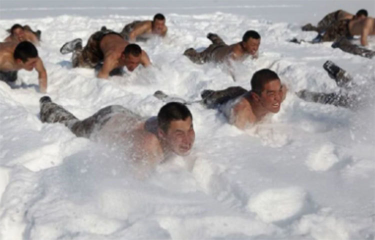 চীনের হেইহিতেই বরফের উপরে হামাগুড়ি দিয়ে প্রশিক্ষণ চলছে চিনের সেনাবাহিনীর।