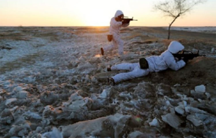 হেইলংজিয়াং প্রদেশের হেইহির সেনা শিবিরে বাহিনীতে যোগ দেওয়া নতুন সেনারা প্রশিক্ষণ চলাকালীন একসঙ্গে এগিয়ে চলেছেন।