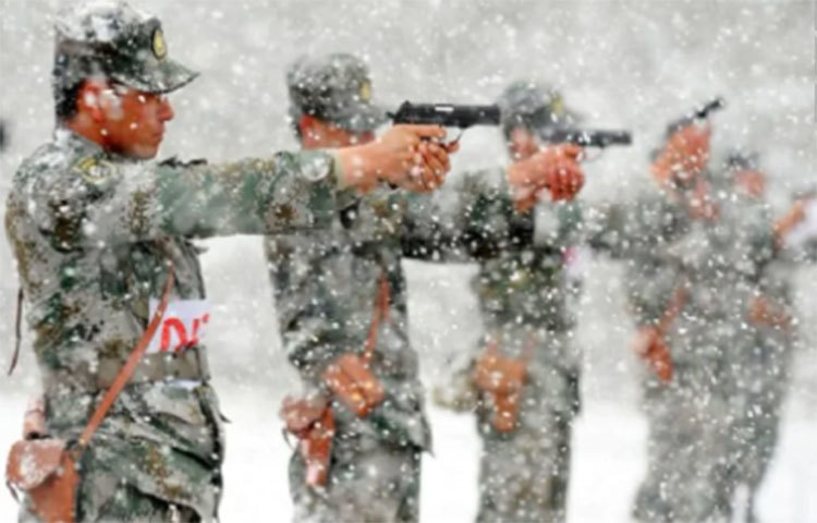 জিনজিয়াং উইঘুরের স্বশাসিত অঞ্চলের হামিতে একটি মিলিটারি বেসে প্রবল তুষারপাতের মধ্যেই পিস্তল থেকে নিশানা গুলি ছোড়ার অভ্যাস করছেন চীনা সেনারা।