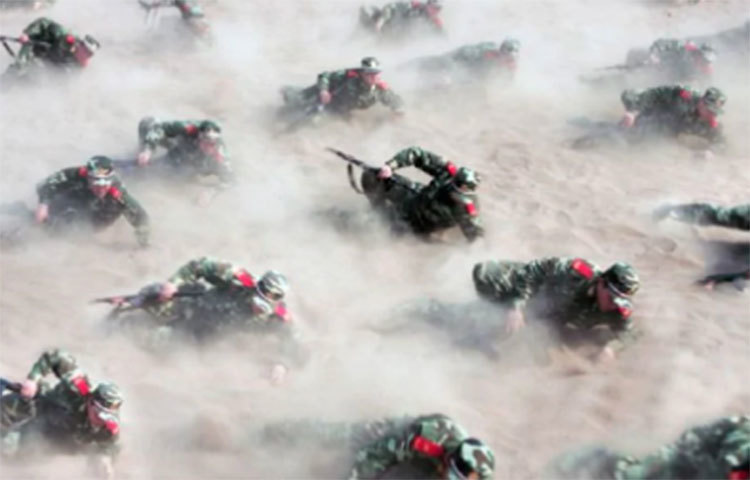 পূর্ব চীনের জিয়াংসু প্রদেশে জানজিং-এর একটি মিলিটারি বেসে সেনাবাহিনীর কুকুরের প্রশিক্ষণ।