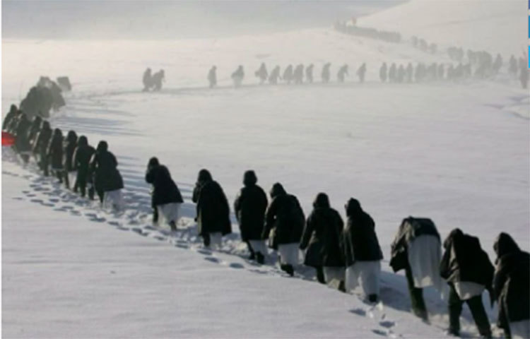 চীনের হিবেই প্রদেশের শিজিয়াঝুয়াং-এ পরস্পরের প্রতি বরফ ছুড়ছে পিএলএ-এর সদস্যরা।