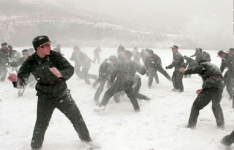 চীন রাশিয়া সীমান্তের হেইহি-তে মাইনাস ১০ ডিগ্রি সেলসিয়াস তাপমাত্রায় তরোয়াল হাতে অনুশীলন করছেন চীনের সেনারা।