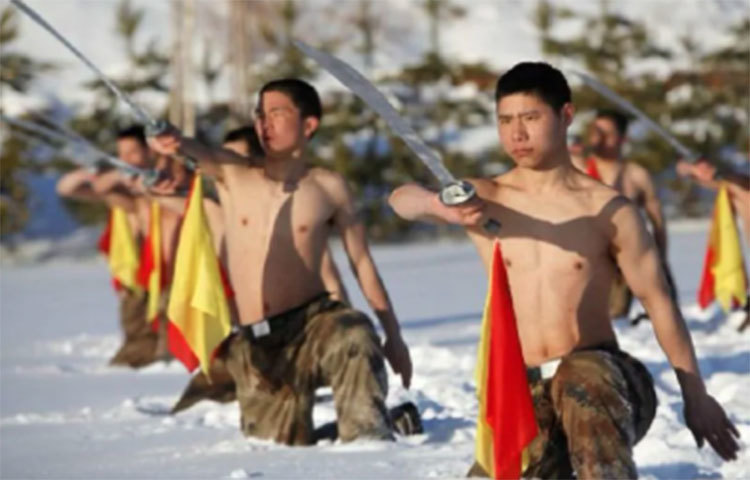 চীনের হেইহে-তে প্রশিক্ষণ চলাকালীন টায়ার থেকে শরীরে বরফ ঢালছেন চীনের সেনারা।