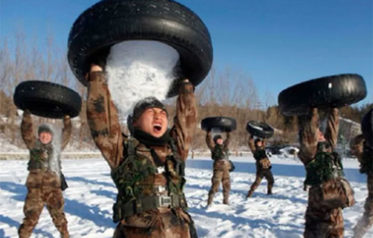 হেইহি-র মিলিটারি বেসে প্রবল ঠান্ডার মধ্যে সারিবদ্ধভাবে দাঁড়িয়ে চীনের সেনা জওয়ানরা।