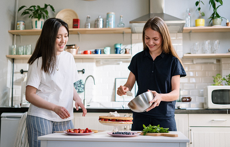 রান্নার তেল, মসলার দাগ-ছোপে চটচটে হয়ে যায় সুইচবোর্ড, দেওয়াল, ফ্যান, টাইলস এবং সিলিং। ফলে অস্বাস্থ্যকর ও নোংরা হয়ে যায় রান্নাঘরের চারদিক। ছবি: সংগৃহীত