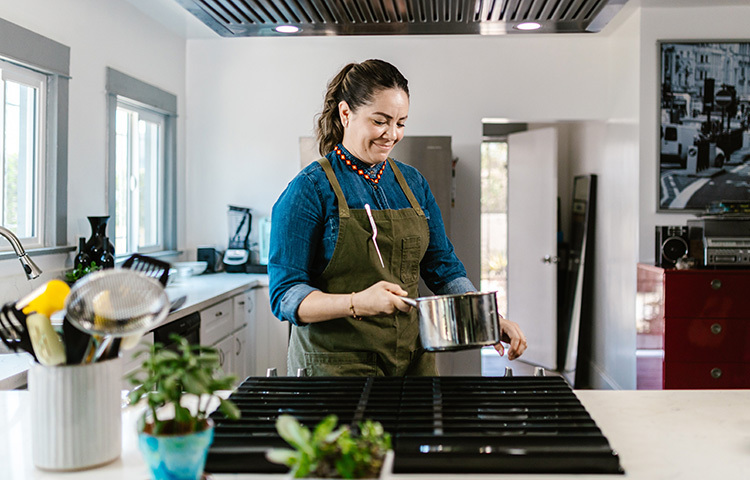 রান্নায় স্বাদের মতো রসুইঘরের চেকনাইও ফিরিয়ে আনে লবণ। তেলের দাগ-ছোপ তুলতে তার উপর লবণ ছড়িয়ে দিন। তেলের দাগ শুষে নেবে লবণ। এরপর ওখানে ভিনিগার ছড়িয়ে পরিষ্কার কাপড় দিয়ে মুছে ফেলুন। ছবি: সংগৃহীত