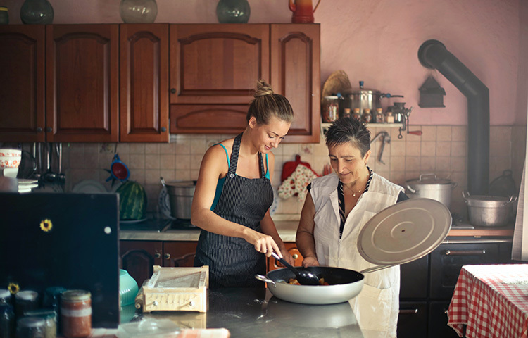 ভিনিগারে ভেজানো কাপড় দিয়ে নিয়মিত মুছুন রান্নাঘরের স্ল্যাব ও অন্যান্য চটচটে অংশ। এতেও আপনার রান্নাঘর ঝকঝকে তকতকে থাকবে। ছবি: সংগৃহীত
