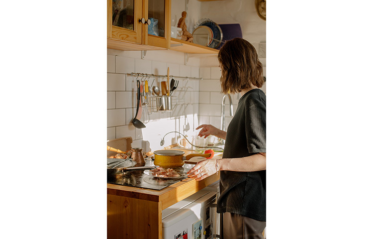 তেলের দাগ তোলার জন্য বেকিং সোডাও আদর্শ। এক কাপ বেকিং সোডা ও এক কাপ গরম পানি মিশিয়ে নিন ভালো করে। একটা স্পঞ্জের টুকরো ওই মিশ্রণে মিশিয়ে রান্নাঘরে তেল-মসলার দাগ-ছোপ মুছে ফেলুন। ছবি: সংগৃহীত