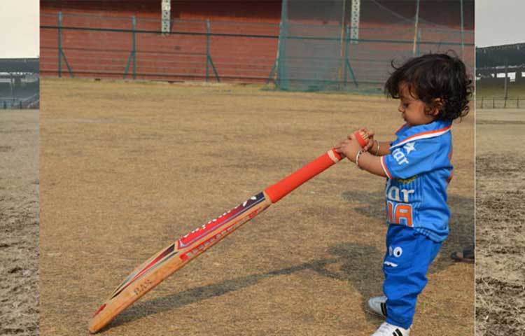 ছোট্ট এই শিশুটির নাম শ্রেষ্ঠ মেহেতা। তার পরিবারের তরফে এই ছবিটি পোস্ট করে লেখা হয়েছে, ছোট্ট ট্রিবিউট লিটল মাস্টার ব্লাস্টারকে আমাদের লিটল মাস্টারের (শ্রেষ্ঠ মেহেতা) তরফে।