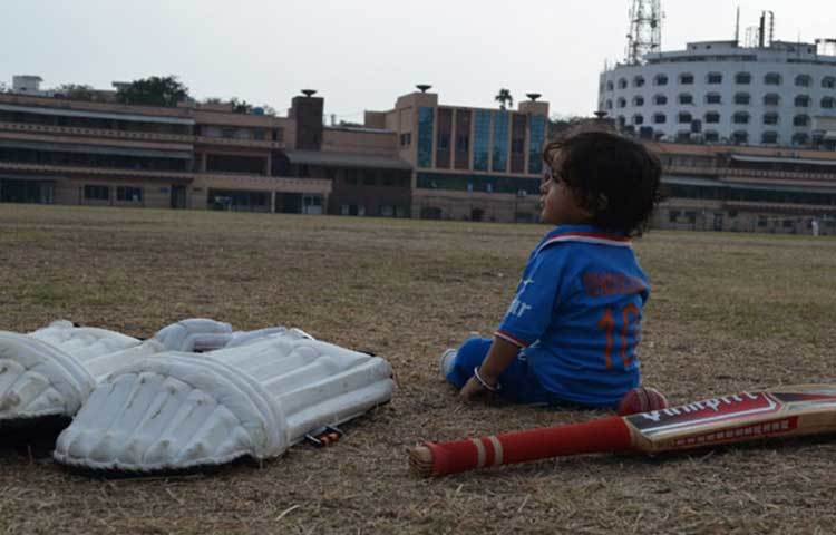 পাশাপাশি শ্রেষ্ঠ মেহেতার এই ছবি দিয়ে তার বাড়ির লোকজন লিখেছেন, আপনি (শচীন) ক্রিকেট থেকে অবসর নিলেও আমাদের হৃদয় থেকে এখনও অবর নেননি আপনি।