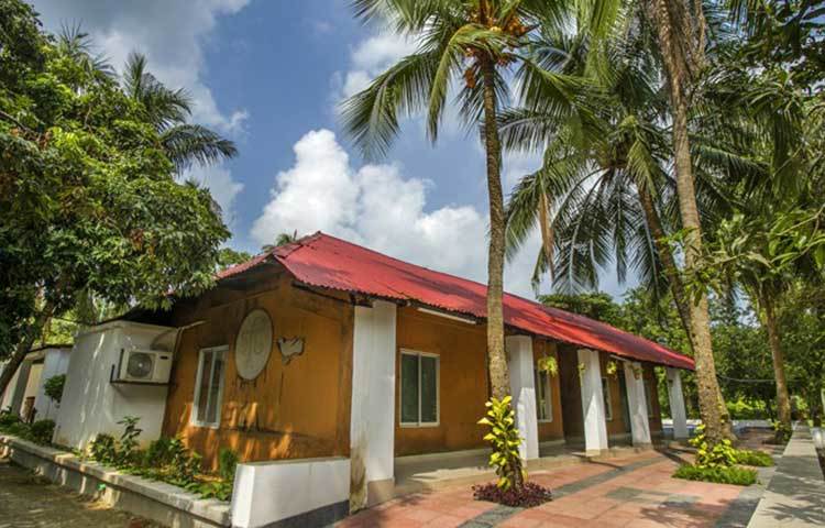 ছুটি রিসোর্ট গাজীপুরের সুকুন্দি গ্রামে প্রায় ৫০ বিঘা জায়গার উপর যতেœ গড়ে তোলা হয়েছে। গাজীপুরের ভাওয়াল জাতীয় উদ্যান সংলগ্ন গ্রামীণ আবহে তৈরি এই অবকাশ কেন্দ্রে রয়েছে নৌ ভ্রমণ এবং সংরক্ষিত বৃক্ষের বনে তাঁবু টানানোর ব্যবস্থা।