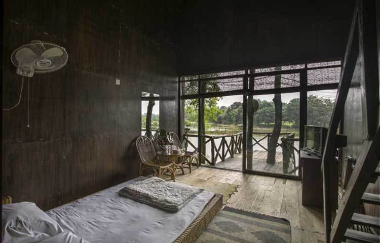 নিজস্ব বা গণপরিবহনে গাজীপুরের চৌরাস্তায় এসে সেখান থেকে গাজীপুর ডিসি অফিসের সামনে (রাজবাড়ী) যেতে হবে। ডিসি অফিসের সামনে থেকে সিএনজিতে ৩ কিলোমিটার দূরত্বে আমতলী বাজারে কাছেই সুকুন্দি গ্রামে ছুটি রিসোর্টে যেতে পারবেন। ছুটি রিসোর্ট যোগাযোগের ঠিকানা: ছুটি রিসোর্ট, সুকুন্দি, আমতলী, জয়দেবপুর, গাজীপুর।