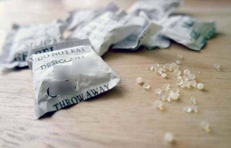 পানিতে মোবাইল ফোন পড়ে গেলে বা বৃষ্টিতে ভিজে গেলে চিন্তা নেই! মোবাইল খুলে, ব্যাটারি বের করে হালকা তাপ দিয়ে শুকনো করে মুছে ফেলুন। তারপর একটি পলিথিনের প্যাকেটে দু’ চারটে সিলিকা জেলের মোড়কের সঙ্গে মোবাইলটি রেখে দিন। অল্প সময়ের মধ্যেই মোবাইলের ভিতরে জমে থাকা জলকণা ও আর্দ্রতা শুষে নেবে সিলিকা জেলের মোড়কগুলো।